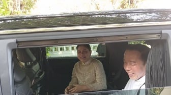 Momen Kikuk Jokowi: Ngaku Jenguk Saudara, 'Dikeplak' Iriana: Mau Reuni UGM!