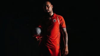 Filosofi Jersey Anyar Persija Jakarta: Century Od Glory, Terbang Keliling JIS