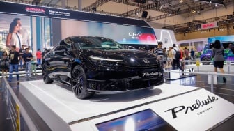 Pengunjung melihat kendaraan Honda Prelude di ajang pameran automotif Gaikindo Indonesia International Auto Show (GIIAS) 2025 di Indonesia Convention Exhibition (ICE) BSD, Tangerang, Banten, Sabtu (26/7/2025). [Suara.com/Alfian Winanto]
