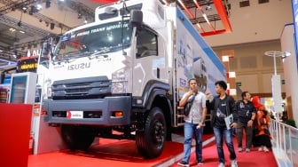 Pengunjung melihat kendaraan Isuzu GIGA di ajang pameran automotif Gaikindo Indonesia International Auto Show (GIIAS) 2025 di Indonesia Convention Exhibition (ICE) BSD, Tangerang, Banten, Sabtu (26/7/2025). [Suara.com/Alfian Winanto]