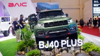Pengunjung melihat kendaraan BAIC BJ40 Plus di ajang pameran automotif Gaikindo Indonesia International Auto Show (GIIAS) 2025 di Indonesia Convention Exhibition (ICE) BSD, Tangerang, Banten, Sabtu (26/7/2025). [Suara.com/Alfian Winanto]