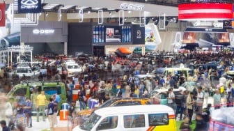 Pengunjung memadati ruang pamer mobil di ajang pameran automotif Gaikindo Indonesia International Auto Show (GIIAS) 2025 di Indonesia Convention Exhibition (ICE) BSD, Tangerang, Banten, Sabtu (26/7/2025). [Suara.com/Alfian Winanto]