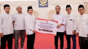 Gubernur Andi Sudirman Serahkan Hibah Rp5 Miliar untuk Masjid Ikhtiar Unhas