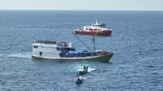 8 Kru Kapal Selamat dari Maut Berkat Laporan Kapal Australia