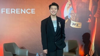 Angkat Tema "Lustre", Howard Laurent Tampilkan Koleksi Berkilau dan Penuh Makna di JF3 2025