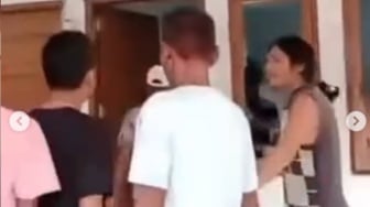 Viral Detik-detik Mencekam di Padang! Rumah Doa Umat Kristen Dirusak, Anak-Anak Dipukul
