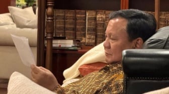 Prabowo Baca Surat dari Siswa-siswi Sekolah Rakyat yang Dititip ke Seskab, Ini Isinya