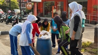 Peduli Kebersihan! Aksi Ekologi Peserta MPLS di SMA Negeri 1 Purwakarta