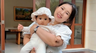 Kiky Saputri Bawa Anak ke Lokasi Syuting, Reaksi Baby Kayya Bikin Gemas