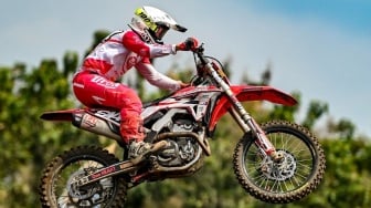 Jatuh, Bangkit, Podium! Baja Crosser Indonesia Arsenio Algifari di Kejurnas Motocross Tampil Memukau