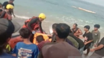 Akhir Pekan Kelabu di Pantai Katibung: Dua Sahabat Tenggelam Ditelan Ombak