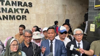 Desak Jokowi Tunjukkan Ijazah Asli ke Publik, Roy Suryo Cs: Bukan Ikut Reuni UGM dan Playing Victim!
