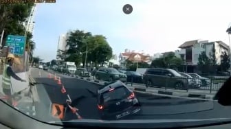 Mobil Amblas di Singapura: Jalan Tajong Katong Lumpuh