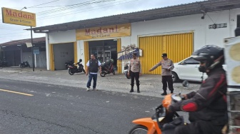 Aksi Koboi di Jalan Pakem, Pengendara Motor Ngamuk Rusak Mobil yang Jemput WNA Prancis