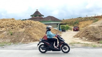 Unik! Masjid Ini Bertahan di Tengah Proyek Tol Jogja-Solo, Begini Kisahnya