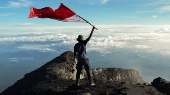 7 Rekomendasi Gunung untuk Merayakan 17 Agustus 2025: Harga Tiket, Rute, dan Rintangannya