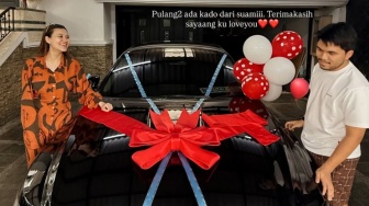 Hadiah Melahirkan Sekaligus Anniversary, Thariq Halilintar Beri Mobil Mewah untuk Aaliyah Massaid!