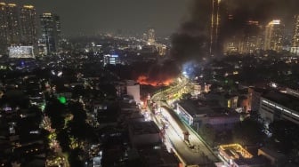 Foto udara kebakaran di Pasar Taman Puring, Kebayoran Baru, Jakarta Selatan, Senin (28/7/2025). [ANTARA FOTO/ Fakhri Hermansyah/nz]
