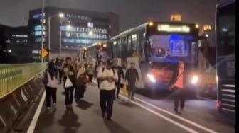 Pasar Taman Puring Kebakaran; TransJakarta Lumpuh, Penumpang Turun Berjalan Kaki di Flyover