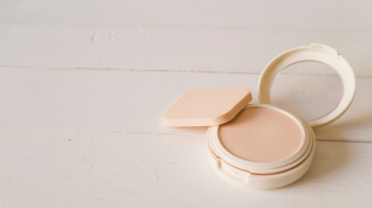 5 Rekomendasi Powder Foundation yang Bagus: High Coverage dan Tahan Lama Mulai Rp50 Ribuan