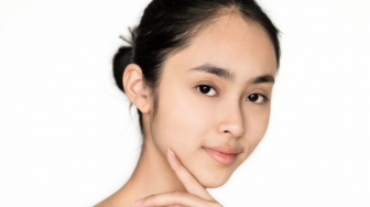 Sunscreen Apa yang Bisa Memutihkan Wajah? Ini 5 Rekomendasi Terbaik Mulai Rp8 Ribu Aja!