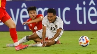 Final Piala AFF U-23 2025: Pemain Vietnam Lolos Dicek VAR usai Sikut Rahmat Arjuna