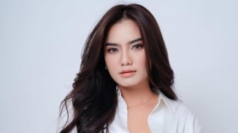 Caca Veronica Sajikan Romansa Pop Modern Lewat Video Musik Lama-Lama Terpesona
