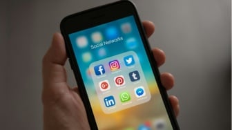 Tertinggal atau Terjebak? FOMO dan Luka Batin Era Digital