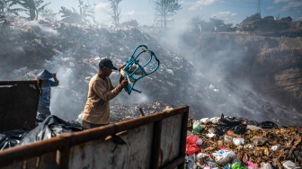 Pemulung memilah sampah di tempat pembuangan akhir (TPA) ilegal, Rowosari, Tembalang, Jawa Tengah, Selasa (29/7/2025). [ANTARA FOTO/Aprillio Akbar/tom]