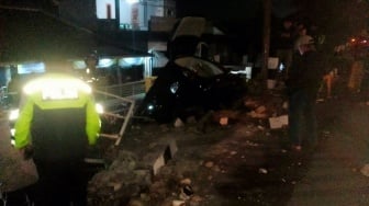 Jadi Korban Tabrak Lari, Innova Dikemudikan Mahasiswa Terjun Bebas Timpa Rumah Warga di Sleman