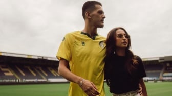 Beda dari WAGs Lain, Begini Gaya Keren Jennifer Coppen saat Dukung Justin Hubner di Klub Baru