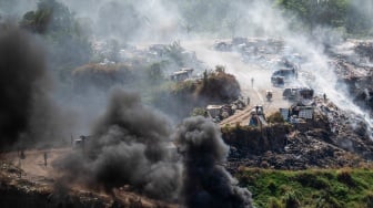 Pemulung memilah sampah di antara kepulan asap pembakaran sampah di tempat pembuangan akhir (TPA) ilegal, Rowosari, Tembalang, Jawa Tengah, Selasa (29/7/2025). [ANTARA FOTO/Aprillio Akbar/tom]