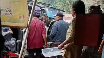 Ibu Gendong Bayi Dipaksa Opang Stasiun Tigaraksa Turun dari Taksi Online di Tengah Hujan Deras