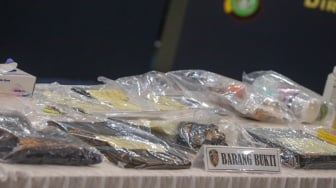 Penampakan sejumlah barang bukti dalam kasus kematian Diplomat Kemlu Arya Daru Pangayunan saat rilis di Polda Metro Jaya, Jakarta, Selasa (29/7/2025). [Suara.com/Alfian Winanto]