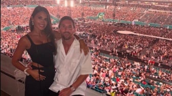 Beda Reaksi Lionel Messi dan CEO Perusahaan saat Kedapatan di Kiss Cam Konser Coldplay