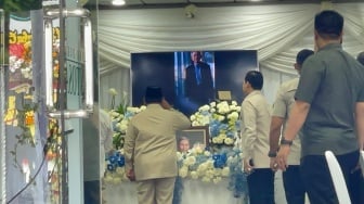 Momen Prabowo Beri Penghormatan Terakhir untuk Kwik Kian Gie di RSPAD