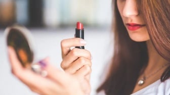 7 Cara Cegah Bibir Gelap Gegara Sering Pakai Lipstik, Pilih Bahan Alami Paling Oke!
