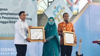 Gubernur Sulsel dan Ketua TP PKK Dikukuhkan Sebagai Ayah dan Bunda Generasi Berencana