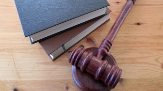 Panggung Hukum Dikuasai Aktor Bayangan? Feri Amsari Beri Petunjuk