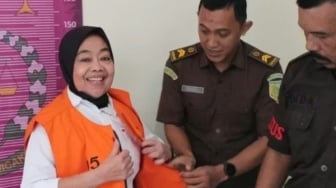 Terjerat Korupsi, Kades Perempuan di Sukabumi Ini Malah Cengengesan Saat Ditahan