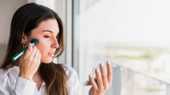 5 Rekomendasi Bedak dengan Kandungan Niacinamide untuk Mengurangi Flek Hitam di Usia 40 Tahun