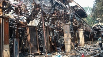 Suasana Pasar Taman Puring pasca kebakaran di Jakarta, Rabu (30/7/2025). [Suara.com/Alfian Winanto]