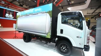 Isuzu ELF NMR Hadir dengan LED Display di GIIAS 2025