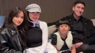 Duduk Manis di Sebelah Calon Mertua, Fuji Banjir Belaian Sayang dari Venna Melinda