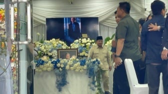 Melayat ke Rumah Duka, Prabowo Beri Hormat Terakhir ke Kwik Kian Gie