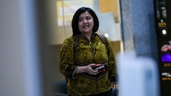 Eks staf khusus mantan Mendikbudristek Nadiem Makarim, Fiona Handayani berjalan usai diperiksa di Gedung Merah Putih KPK, Jakarta, Rabu (30/7/2025). [ANTARA FOTO/Hafidz Mubarak A/tom]