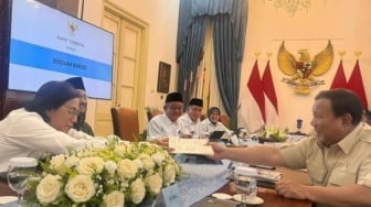 Usai 'Diperiksa' Prabowo, Sri Mulyani Kelakar: Tulisan Tangan Saya Lebih Rapi dari Coretan Gus Ipul