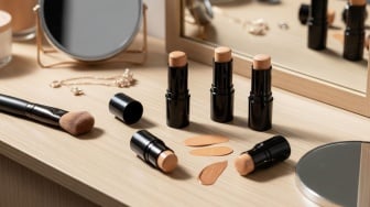 4 Rekomendasi Foundation Stick Terbaik: Tinggal Sat Set, Makeup Flawless Seharian!