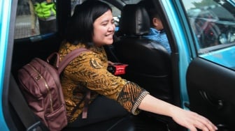 Eks staf khusus mantan Mendikbudristek Nadiem Makarim, Fiona Handayani menaiki kendaraan usai diperiksa di Gedung Merah Putih KPK, Jakarta, Rabu (30/7/2025). [ANTARA FOTO/Hafidz Mubarak A/tom]