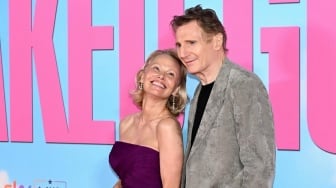 Segini Beda Kekayaan Liam Neeson dan Pamela Anderson yang Cinlok di The Naked Gun